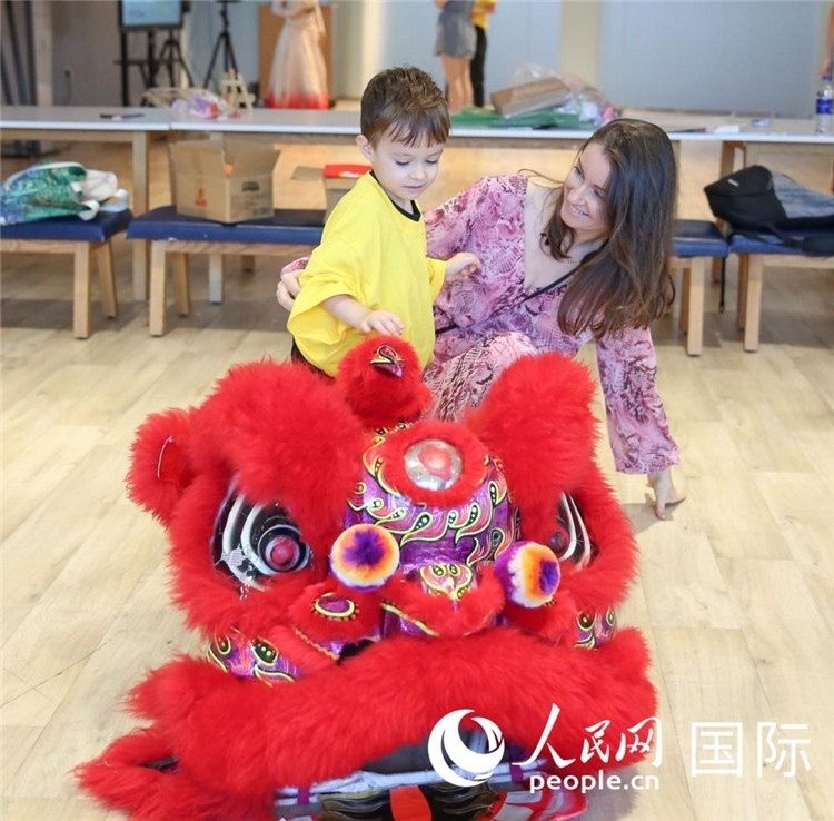 一名兒童在感受舞獅。人民網(wǎng)中東中心分社塔里克·易卜拉欣攝