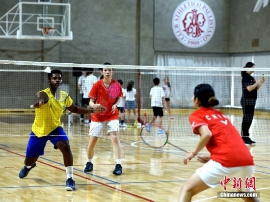 當?shù)貢r間10月12日，巴西圣保羅，中國高校羽毛球代表團和巴西羽毛球協(xié)會運動員切磋球技。 