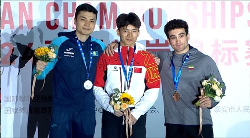 伍鵬（中）奪得男子速度項(xiàng)目冠軍。主辦方供圖