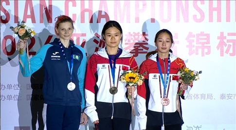 女子速度項(xiàng)目蒙世雪（中）奪冠，周婭菲（右）獲季軍。主辦方供圖