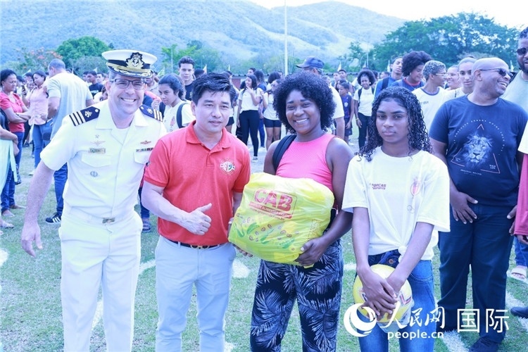 巴西中國(guó)浙江商會(huì)會(huì)長(zhǎng)鄭俠茂向巴西貧困社區(qū)兒童及家庭捐贈(zèng)基礎(chǔ)食品籃子和足球。人民網(wǎng)記者陳海琪 攝