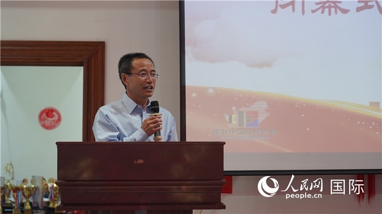 中國駐約翰內(nèi)斯堡代總領(lǐng)事周育江在閉幕式上致辭。 人民網(wǎng) 張茜攝