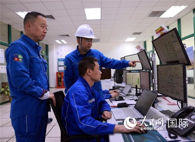 工作人員在一體化終端中央控制室工作。人民網(wǎng)記者管克江攝