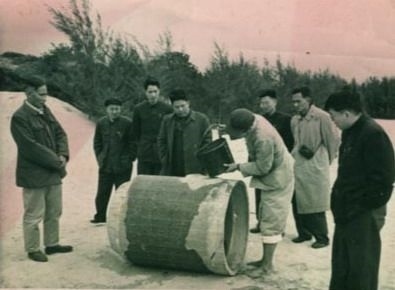 谷文昌（左一）與工程技術(shù)人員解決地下水供給（資料照片）。谷文昌帶領(lǐng)群眾修建了22座水庫和705處永久性水利工程，緩解了東山縣水資源極度缺乏的難題。