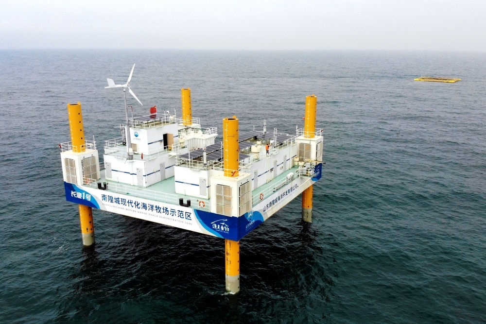 這是應(yīng)用5G技術(shù)的山東長島綜合試驗區(qū)南隍城國家級海洋牧場示范區(qū)海上平臺（2020年8月8日攝，無人機(jī)照片）。中國（山東）自由貿(mào)易試驗區(qū)設(shè)立以來，一系列大膽試、大膽闖、自主改的政策逐步落實，制度創(chuàng)新打通堵點、釋放活力，成為深化對外開放、發(fā)展海洋經(jīng)濟(jì)的重要抓手。