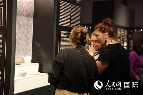 嘉賓參觀展覽。人民網(wǎng)記者 禹麗敏攝