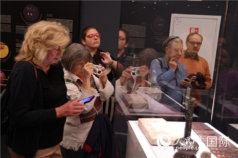 嘉賓參觀展覽。人民網(wǎng)記者禹麗敏 攝。