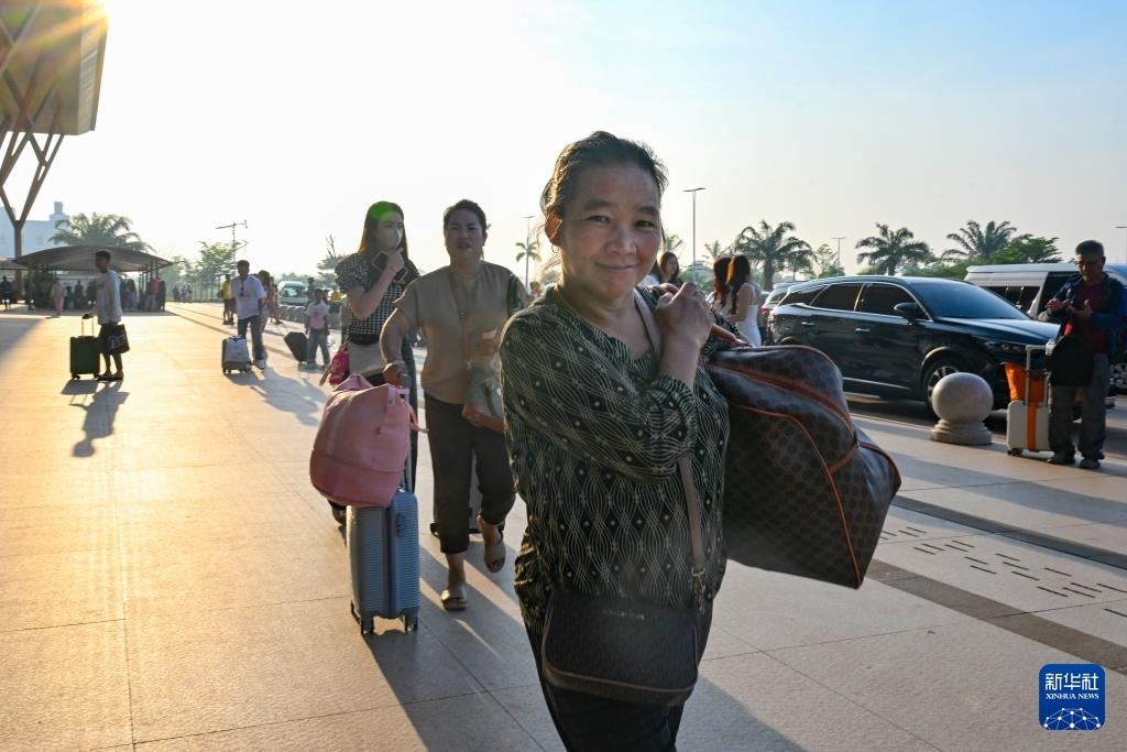 這是10月12日在老撾萬象中老鐵路萬象站拍攝的一名女子。新華社記者 程一恒 攝