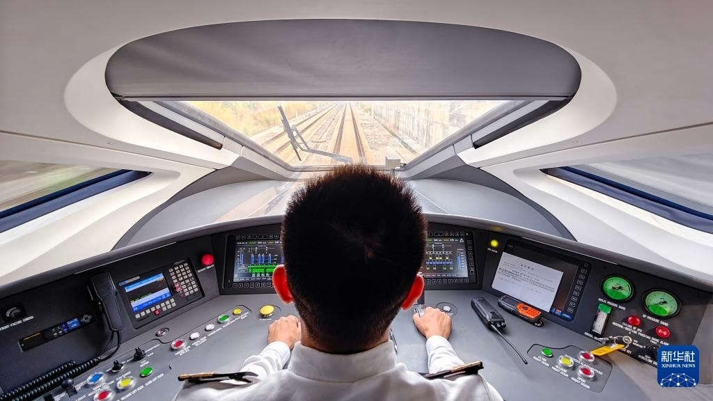 9月12日，司機駕駛高速動車組列車行駛在雅萬高鐵上（手機照片）。新華社記者 徐欽 攝