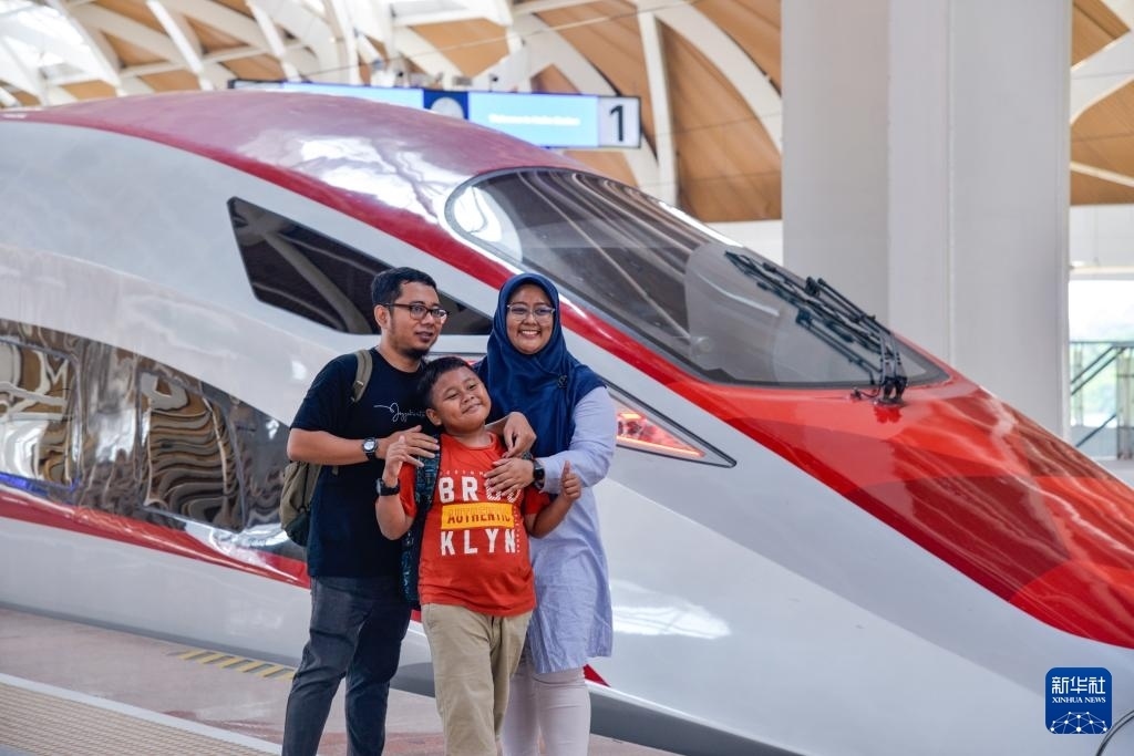4月17日，在印度尼西亞雅加達哈利姆站站臺，乘客和雅萬高鐵高速動車組列車合影。新華社記者 徐欽 攝