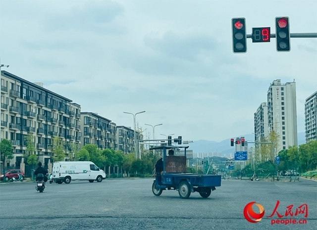 長富大道與文化中心東路三岔路口車輛混行（9月19日拍攝）。人民網(wǎng)記者 帥筠攝