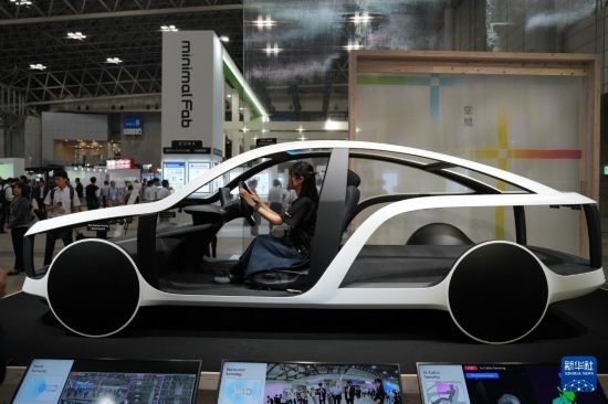 這是10月17日在日本千葉縣舉行的日本高新技術(shù)博覽會上拍攝的，索尼公司展示的概念車模型。新華社記者 錢錚 攝