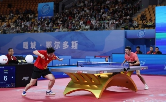 10月18日，上海隊選手樊振東（左）在單打比賽中發(fā)球。他3:2戰(zhàn)勝福建隊選手程靖淇。新華社記者 王楷焱 攝