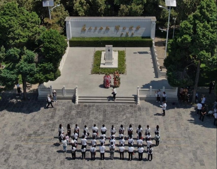 2021年6月24日，參觀者在位于河南省蘭考縣的焦裕祿紀念園瞻仰焦裕祿烈士墓（無人機照片）。新華社記者 李安 攝