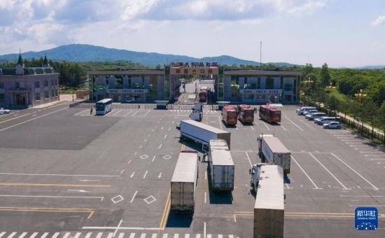 2019年6月22日，往返于中國和俄羅斯的貨車在中俄琿春口岸前排隊等待通關(guān)（無人機照片）。