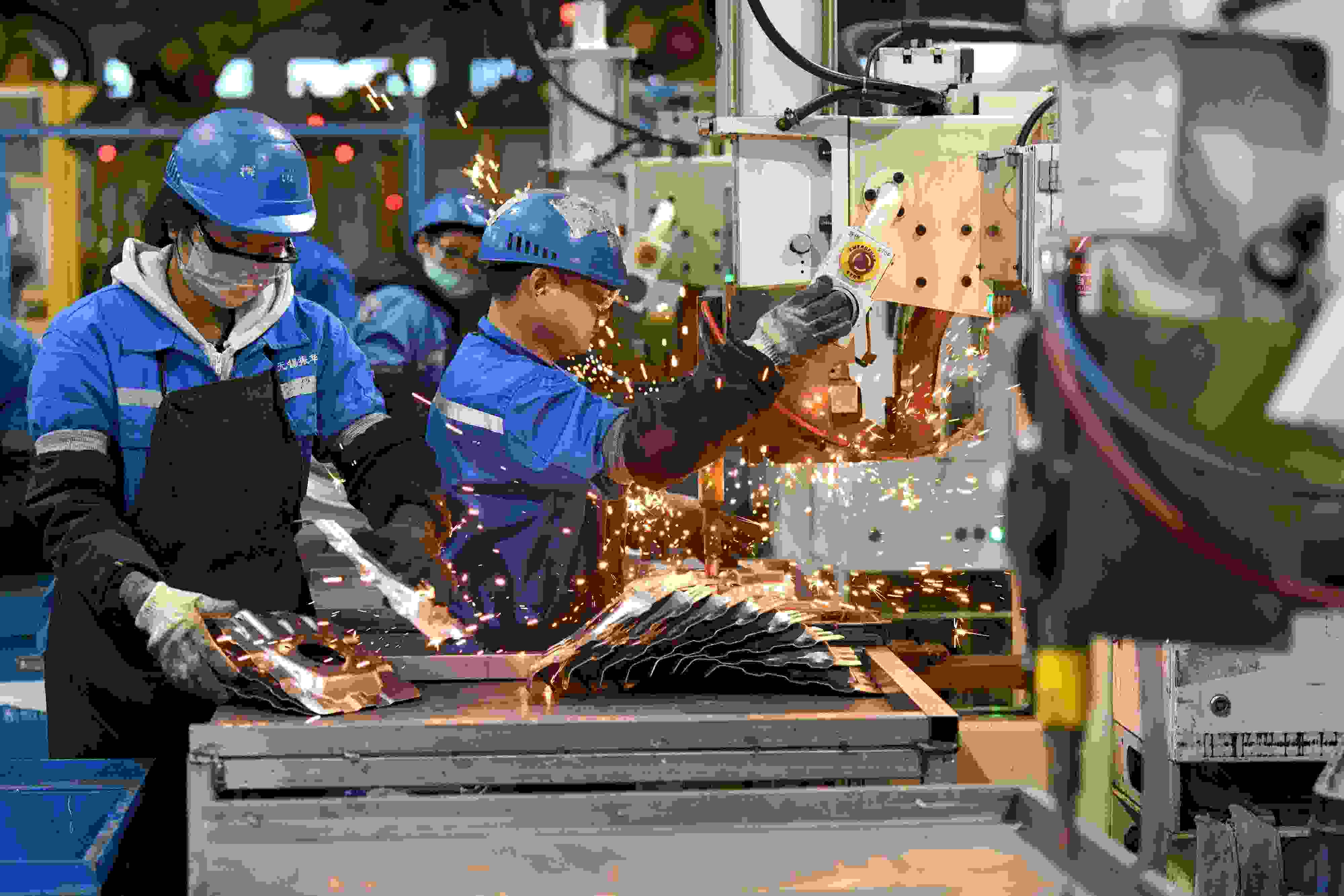 2023年2月7日，福建省寧德市蕉城區(qū)一家汽車零部件生產(chǎn)企業(yè)的生產(chǎn)線上一派繁忙景象。