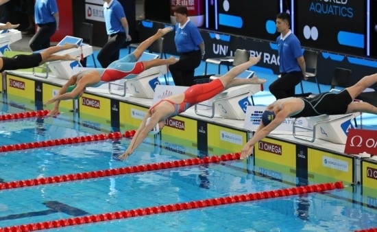 10月18日，中國(guó)選手張雨霏（右二）在女子50米自由泳預(yù)賽中出發(fā)。新華社記者 方喆 攝