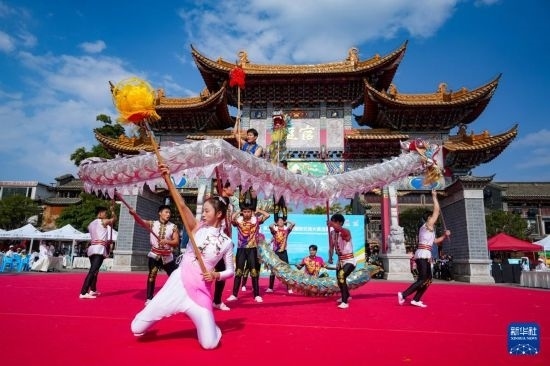 10月19日，四川師范大學舞龍隊在傳統(tǒng)舞龍項目中比賽，最終他們獲得該項目銀獎。