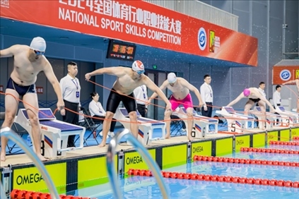 參賽選手在游泳救生項(xiàng)目比賽中。賽事主辦方供圖