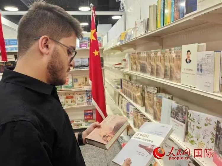 第二十三屆約旦安曼國際書展于10月10日至19日在約旦展覽中心舉行，約旦政府和民間各界人士在中國展臺(tái)翻閱圖書，熱烈交流互動(dòng)，感受中華文化之美。人民網(wǎng)記者 李瀟攝