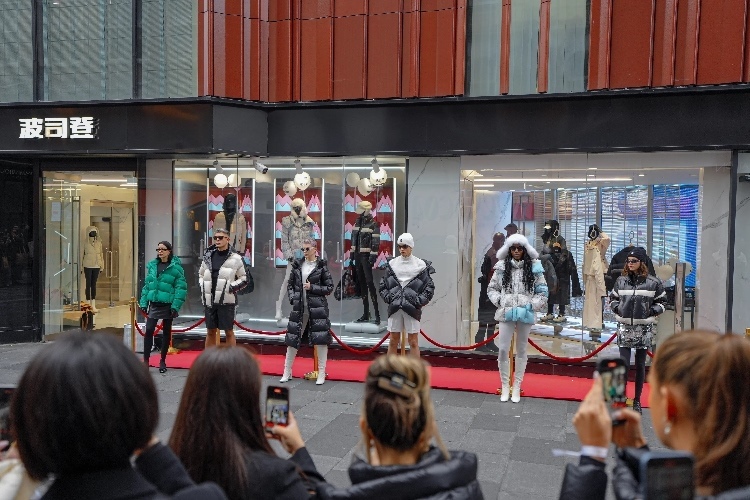 模特在波司登倫敦旗艦店門前展示新款羽絨服。主辦方供圖
