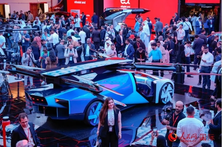 小鵬匯天陸空一體式飛行汽車備受關(guān)注。人民網(wǎng) 塔里克·易卜拉欣攝