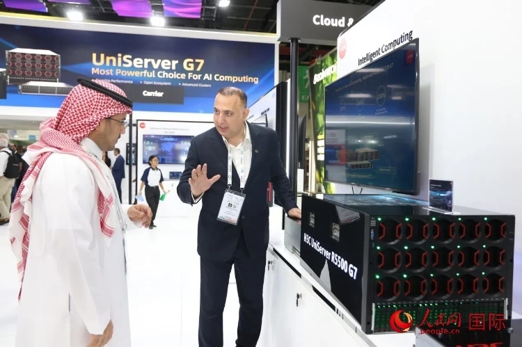 觀眾了解新華三集團(tuán)展示的最新服務(wù)器產(chǎn)品。人民網(wǎng)記者 任皓宇攝