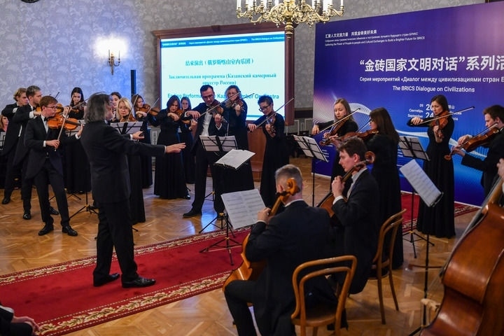 2024年9月24日，在俄羅斯喀山，俄羅斯喀山室內(nèi)樂團演奏傳統(tǒng)曲目?！敖鸫u國家文明對話”系列活動24日在俄羅斯喀山舉行，來自中國、俄羅斯、巴西、印度、南非、伊朗等金磚國家的相關(guān)機構(gòu)、各領(lǐng)域?qū)＜覍W(xué)者及青年代表等300多人參加。新華社記者 曹陽 攝