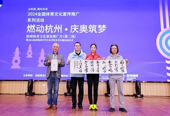 王麗萍與藝術(shù)家們共同創(chuàng)作主題作品。主辦方供圖