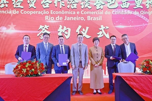 企業(yè)家在活動現(xiàn)場參與項目簽約儀式。人民網(wǎng)記者 陳海琪攝