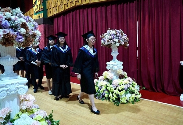 菲律賓岐黃中醫(yī)學院首屆12名畢業(yè)生順利獲得中醫(yī)相關執(zhí)業(yè)資格。人民網(wǎng)記者 樊帆攝