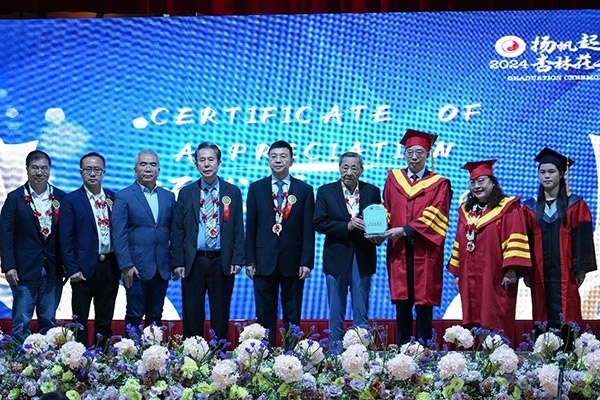 菲律賓首家中醫(yī)學院——岐黃中醫(yī)學院在馬尼拉舉行首屆畢業(yè)典禮。人民網(wǎng)記者 樊帆攝