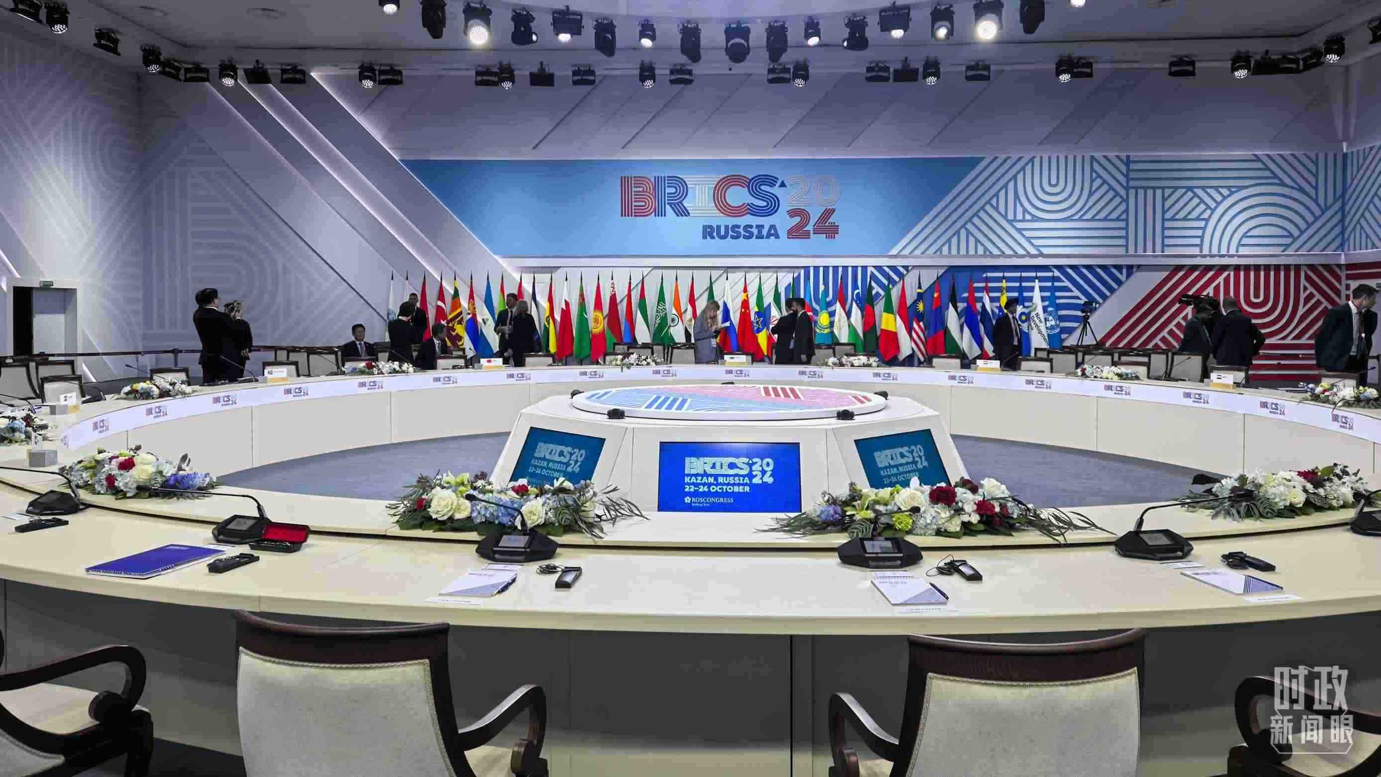 △ 金磚國家領(lǐng)導(dǎo)人大范圍會(huì)議開始前。（總臺(tái)央視記者程鋮拍攝）