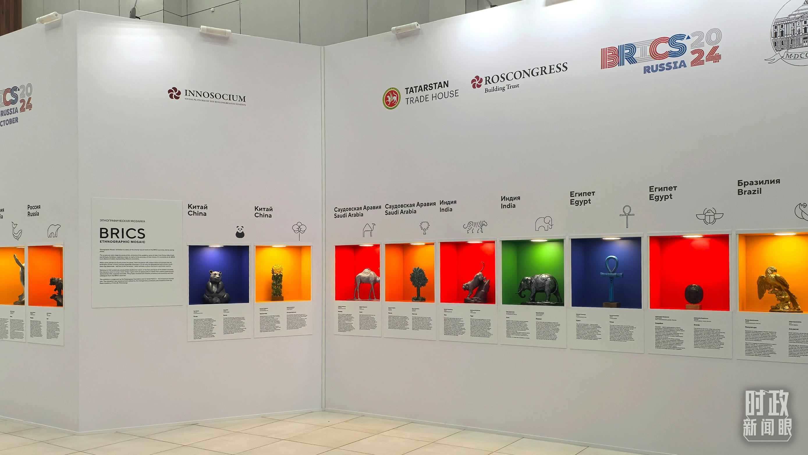 △ 喀山會(huì)展中心內(nèi)展示的金磚國家工藝品。（總臺(tái)央廣記者潘毅拍攝）