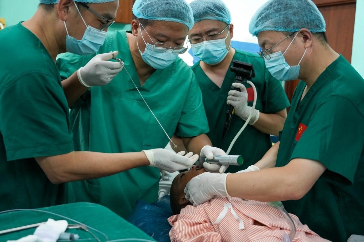 引起患兒窒息的異物被成功取出。中國(guó)援桑醫(yī)療隊(duì)供圖