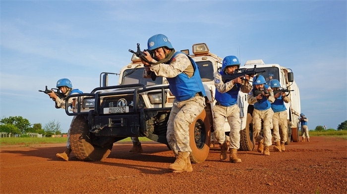 應(yīng)急分隊(duì)?wèi)?zhàn)術(shù)行進(jìn)。張洪奧攝