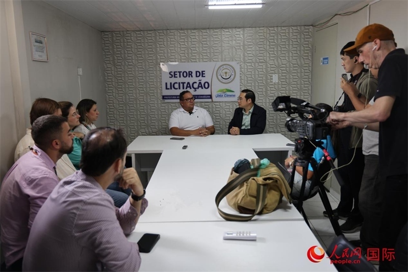 巴西東北部北里奧格蘭德州若昂卡馬拉市市長馬諾埃爾·貝爾納接受聯(lián)合采訪團(tuán)采訪。 人民網(wǎng)記者 時(shí)元皓攝