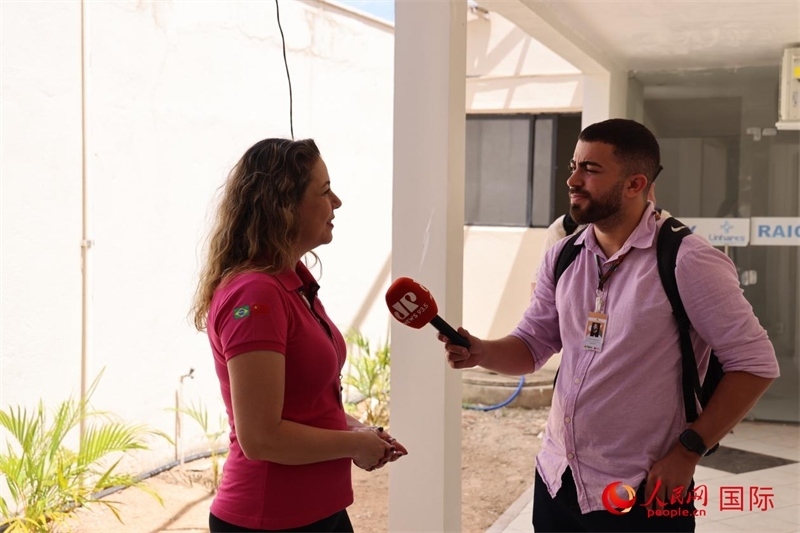 國網(wǎng)巴電文化中心負(fù)責(zé)人達(dá)尼埃拉·帕戈托接受參加聯(lián)合采訪團(tuán)的巴西記者采訪。 人民網(wǎng)記者 時(shí)元皓攝