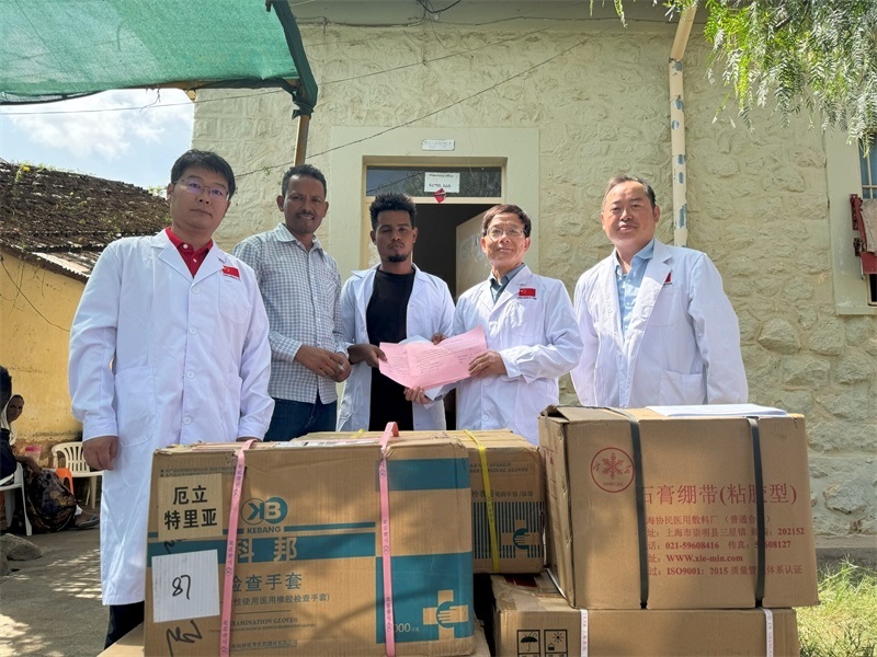 中國醫(yī)療隊(duì)向科倫醫(yī)院捐贈(zèng)藥品和醫(yī)療物資。中國第17批援厄立特里亞醫(yī)療隊(duì)供圖