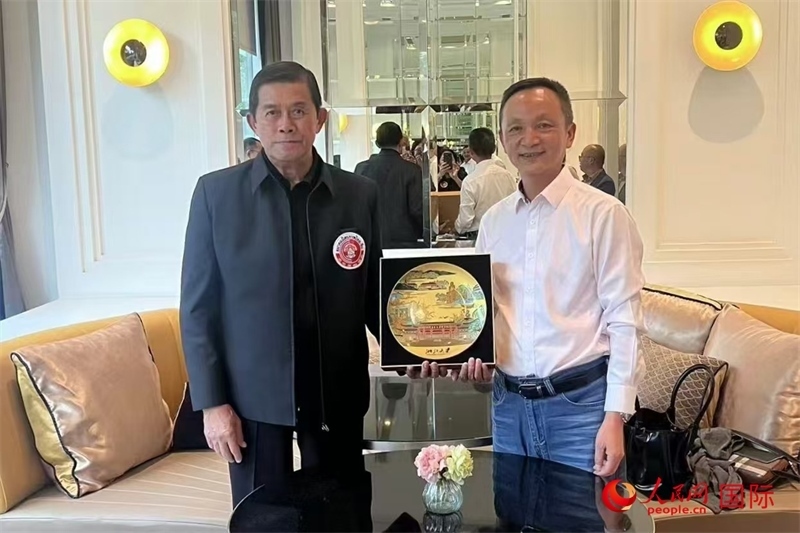 泰中友好協(xié)會(huì)會(huì)長(zhǎng)、泰國(guó)前副總理功·塔帕朗西（左一）會(huì)見(jiàn)浙大團(tuán)組一行。人民網(wǎng)記者 簡(jiǎn)承淵攝