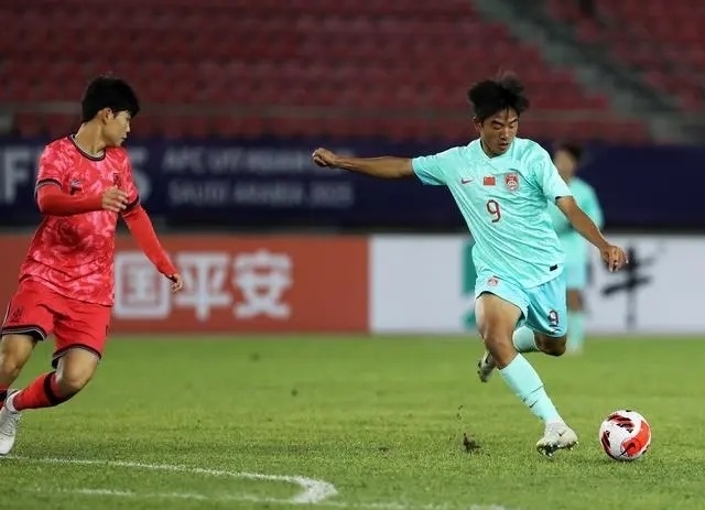 國少隊(duì)球員魏祥鑫（右）比賽中傳球。新華社記者 李鋼攝