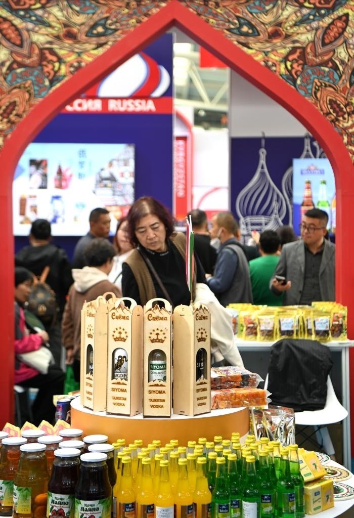 10月25日，觀眾在楊凌農(nóng)高會上合組織國家農(nóng)業(yè)展區(qū)了解農(nóng)產(chǎn)品。新華社記者 鄒競一 攝