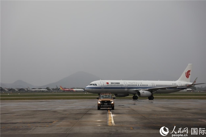 國航上?！觾?nèi)首班飛機抵達河內(nèi)內(nèi)排機場。人民網(wǎng)記者 楊曄攝