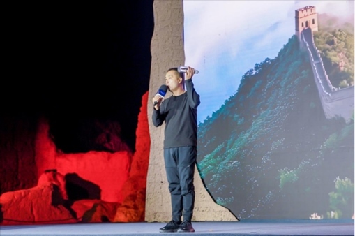 李剛在“何以中國·五星出東方”網(wǎng)絡(luò)主題宣傳活動現(xiàn)場演講。人民視頻供圖