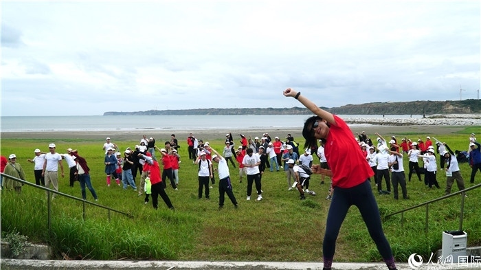 開跑前的熱身運動。人民網(wǎng) 蔣曉辰攝