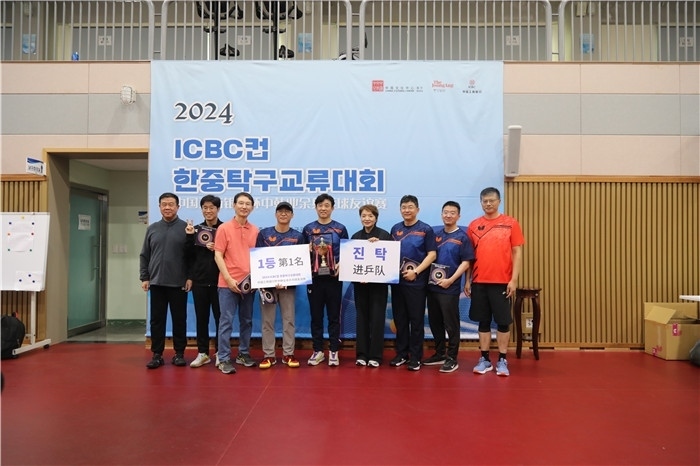 獲得第一名的隊(duì)伍與頒獎(jiǎng)嘉賓一起合影留念。首爾中國(guó)文化中心供圖