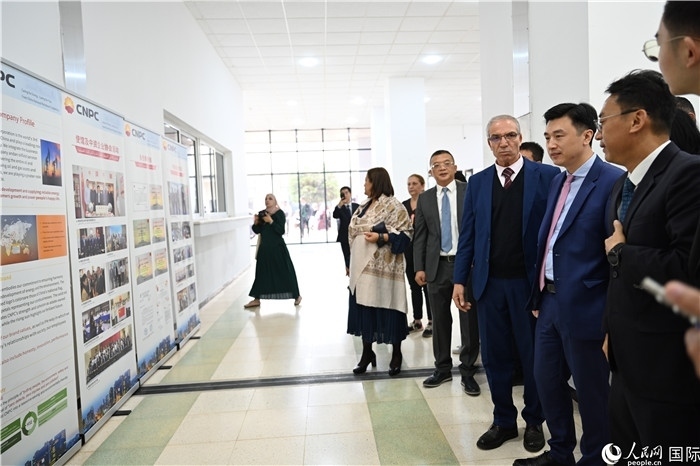 中企向阿爾及利亞大學(xué)捐贈(zèng)電教設(shè)備圖片展。人民網(wǎng)記者 郝瑞敏攝