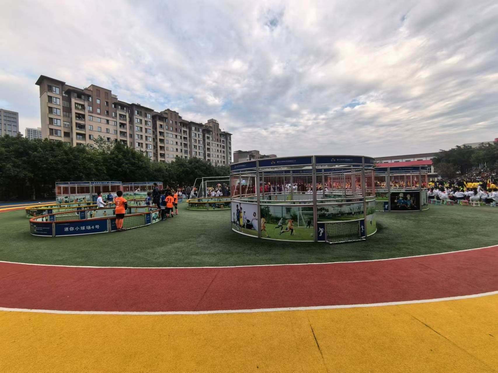 珊瑚魯能小學(xué)里的迷你足球場(chǎng)。 人民網(wǎng)記者 楊磊攝
