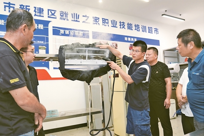 黨的二十屆三中全會強(qiáng)調(diào)，要健全終身職業(yè)技能培訓(xùn)制度。圖為2024年9月12日一位老師在給學(xué)員進(jìn)行家電清洗技術(shù)培訓(xùn)。 新華社記者 萬象/攝