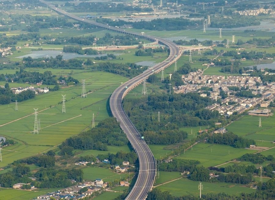 俯瞰四川天府新區(qū)至邛崍高速公路一角（2024年7月2日攝，無人機(jī)照片）。新華社記者 江宏景 攝